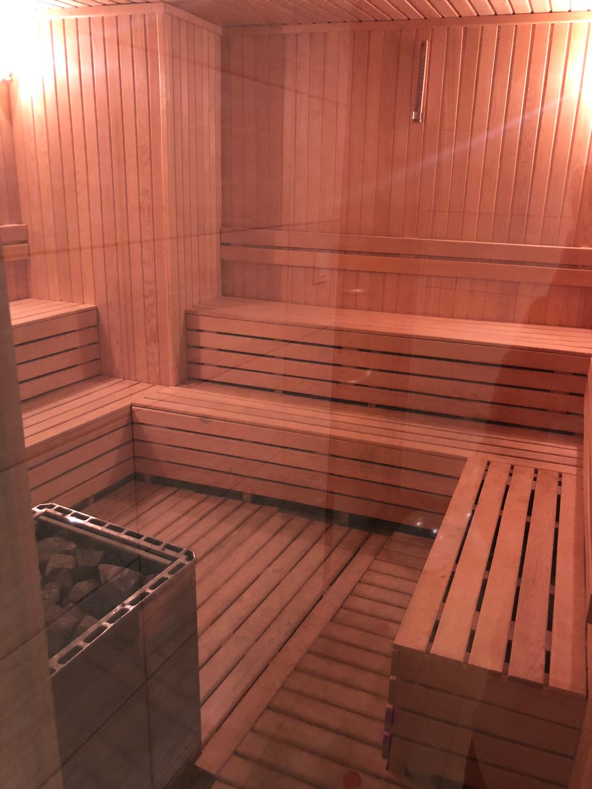 Kadıköy'deki modern sauna, geleneksel hamam, profesyonel kese ve köpük hizmetleri ile kendinizi rahatlatın ve yenilenin.