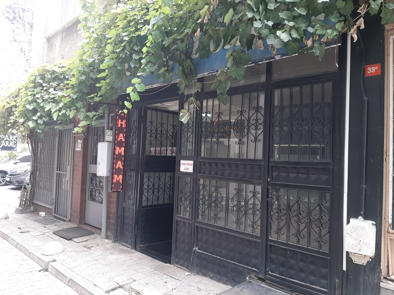 Kadıköy'deki modern sauna, geleneksel hamam, profesyonel kese ve köpük hizmetleri ile kendinizi rahatlatın ve yenilenin.