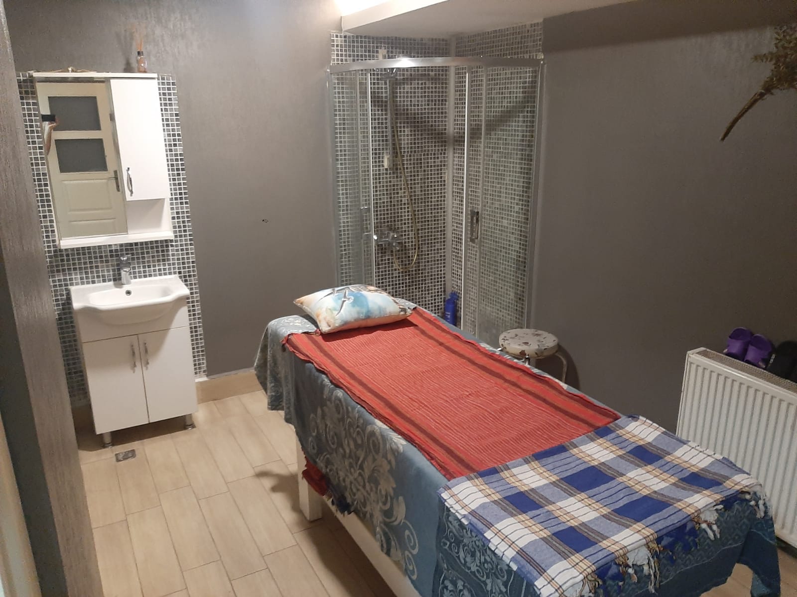 Kadıköy'deki modern sauna, geleneksel hamam, profesyonel kese ve köpük hizmetleri ile kendinizi rahatlatın ve yenilenin.