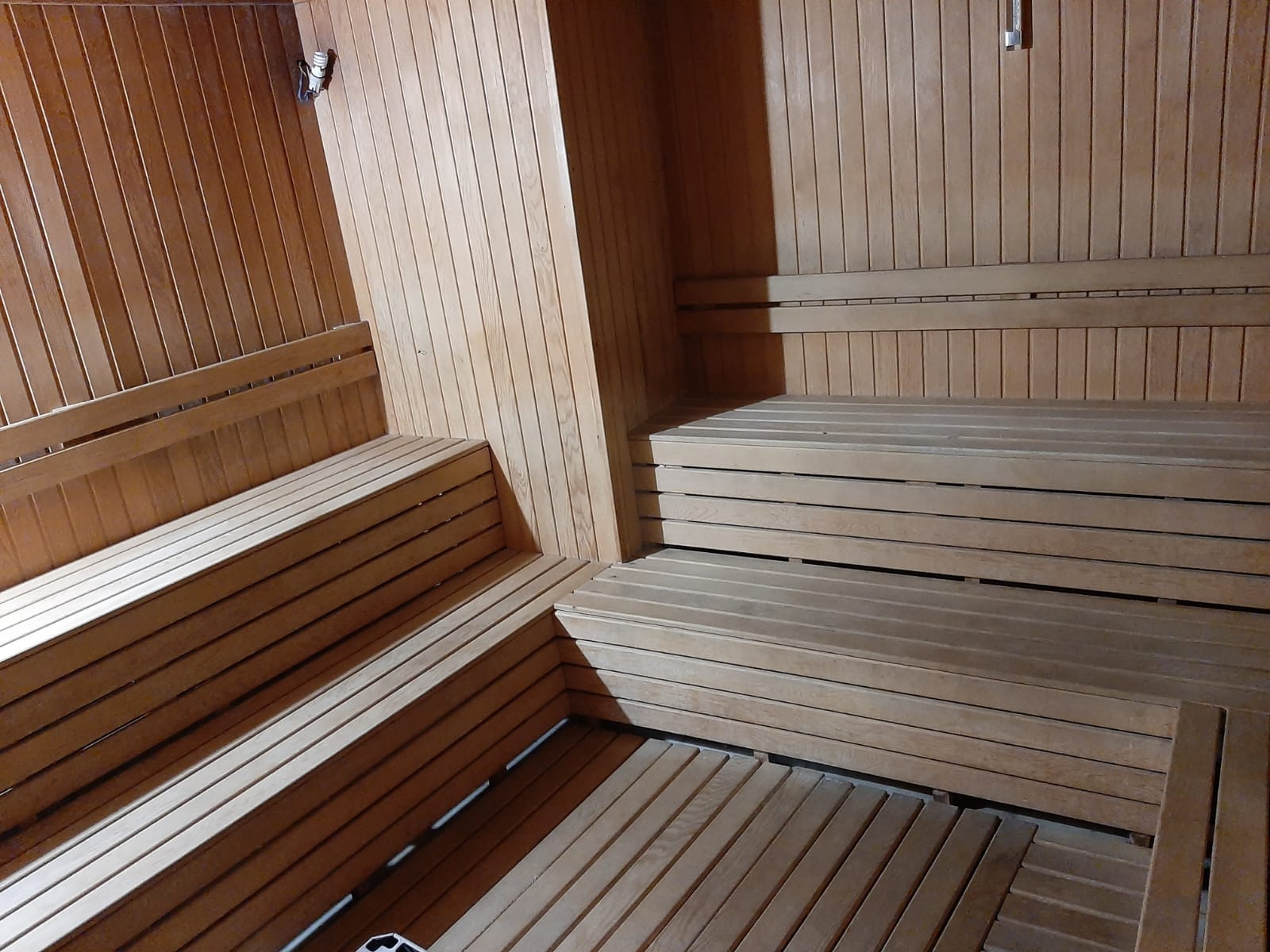 Kadıköy'deki modern sauna, geleneksel hamam, profesyonel kese ve köpük hizmetleri ile kendinizi rahatlatın ve yenilenin.