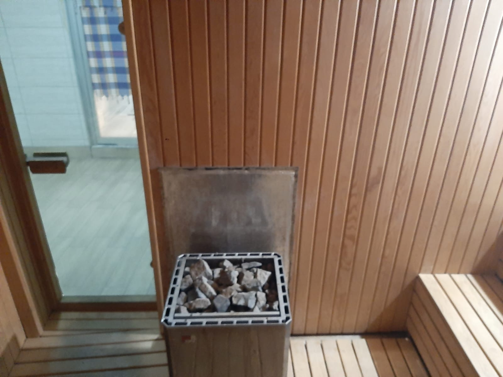 Kadıköy'deki modern sauna, geleneksel hamam, profesyonel kese ve köpük hizmetleri ile kendinizi rahatlatın ve yenilenin.